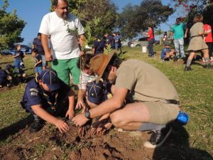 Escoteiros Guayporé realizam plantio de árvores para criação de um bosque