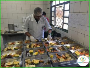 Alimentação dos animais do zoológico segue dieta balanceada