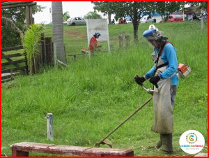 Equipe de manutenção apara vegetação na Casa do escoteiro e realiza reparos elétricos