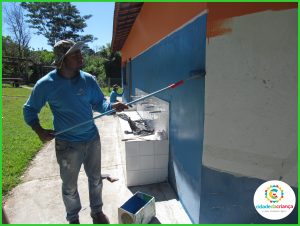 Casa do pescador e mesas da área de convivência ganham pintura nova