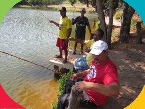 Serviço de Acolhimento para População em Situação de Rua visita Cidade da Criança para pesca de tilápia