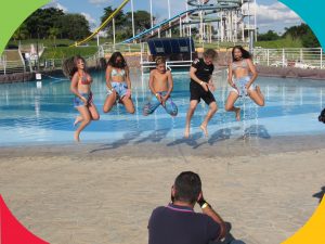 Cantor mirim MC Matheuzim lança videoclipe gravado no Parque Aquático