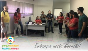 Funcionárias recebem rosas pelo Dia internacional da Mulher
